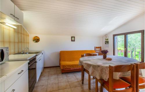 Η κουζίνα ή μικρή κουζίνα στο 2 Bedroom Amazing Apartment In Secovlje