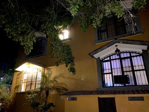 El edificio en el que está la casa vacacional