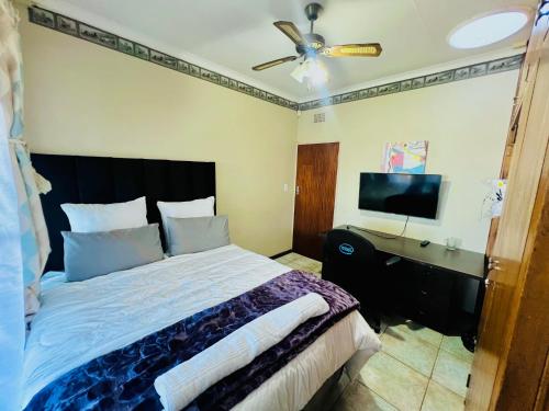 Postel nebo postele na pokoji v ubytování Honeyhills Excellence Resorts D