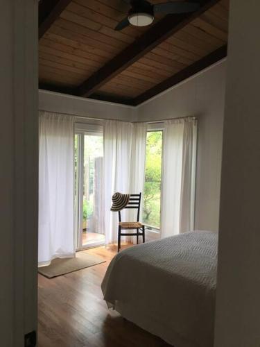 Katil atau katil-katil dalam bilik di Walk To Beach - Bright, Pond-Facing 2BR Leisurama