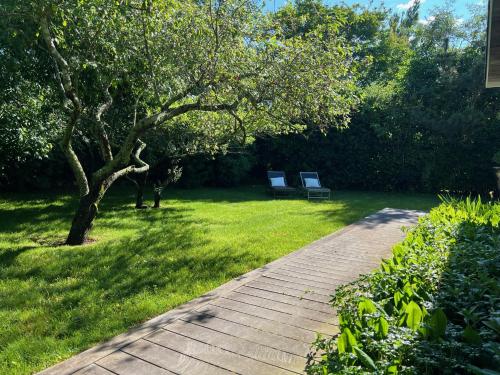 Taman di luar Walk To Beach - Bright, Pond-Facing 2BR Leisurama