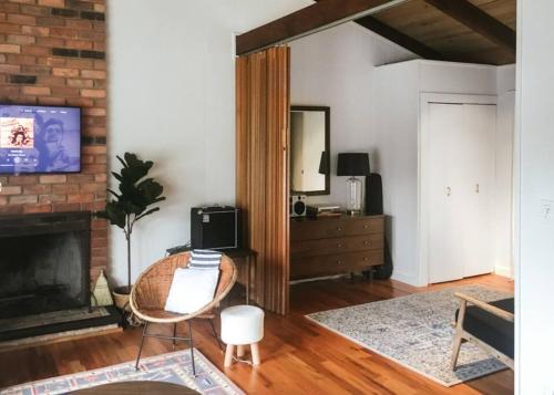Televisyen dan/atau pusat hiburan di Walk To Beach - Bright, Pond-Facing 2BR Leisurama