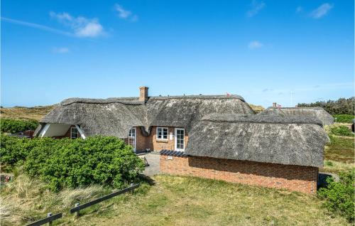 KlegodにあるHoliday Home Ringkobing 77 With Hot Tubの茅葺き屋根の古い農家