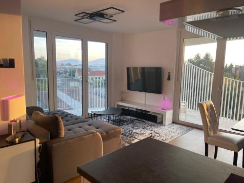 TV/trung tâm giải trí tại Luxusapartment mit 40 qm Terrasse, E-Parkplatz und Parkplatz
