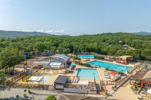 une vue aérienne d'une piscine dans un complexe hôtelier dans l'établissement ARDECHE, mobil home 6 personnes climatisé, à Lagorce
