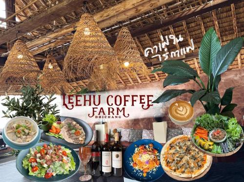 een tafel met borden en flessen wijn bij LEEHU Coffee Farm in Ban Huai Khai