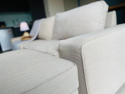 Un lugar para sentarse en Cozy Tamarind Suites