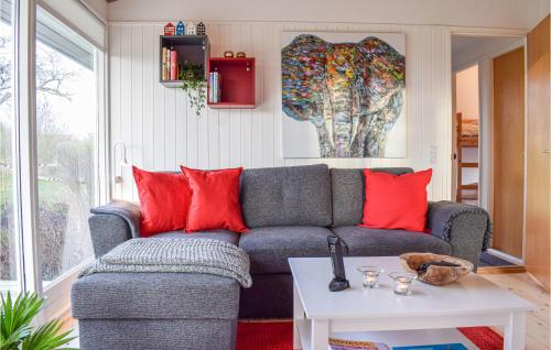 Posezení v ubytování Awesome Home In Ølsted With Kitchen