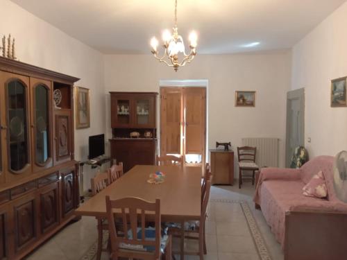 una sala de estar con una mesa y un sofá en villagiannina, en Teggiano