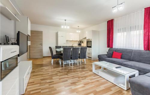 Three-Bedroom Apartment In Medulin