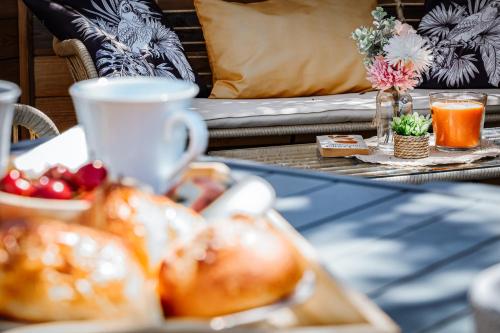 - une table basse avec un plateau de nourriture dans l'établissement La Rêveuse - VILLA PAULA, à Istres