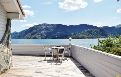 FisterにあるAwesome Home In Fister With Wifiのバルコニー(椅子2脚、テーブル付)