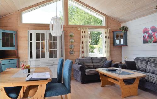 FisterにあるAwesome Home In Fister With Wifiのリビングルーム(テーブル、青い椅子付)