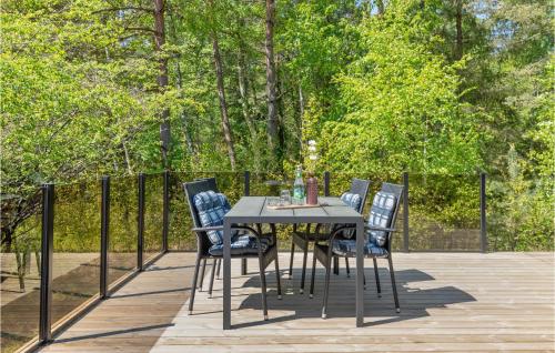 una mesa negra y sillas en una terraza con árboles en Holiday Home Nexo L, en Spidsegård