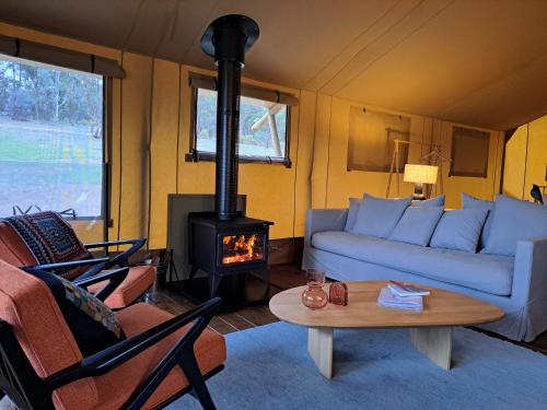 Ein Sitzbereich in der Unterkunft the YellowBoxWood Heathcote - Echidna Ridge and Emu Valley Tents x 2