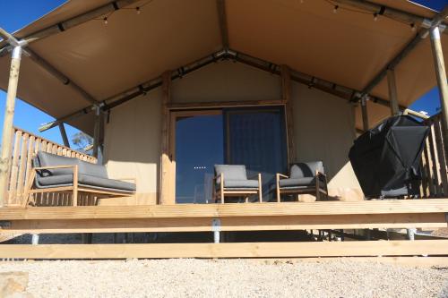Ein Balkon oder eine Terrasse in der Unterkunft the YellowBoxWood Heathcote - Echidna Ridge and Emu Valley Tents x 2