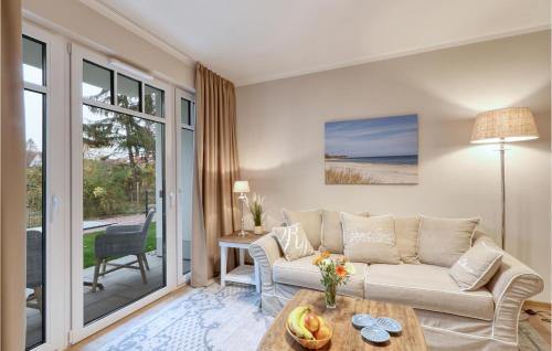 ein Wohnzimmer mit Sofa und Tisch in der Unterkunft Baltischer Hof Apartment 3 in Boltenhagen