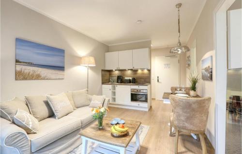 ein Wohnzimmer mit Sofa und Tisch in der Unterkunft Baltischer Hof Apartment 3 in Boltenhagen