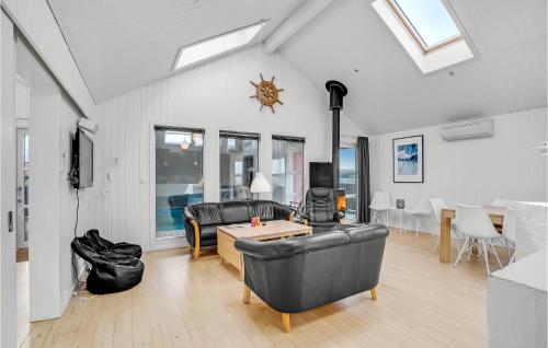 Ruang duduk di Stunning Home In Thisted With Sauna