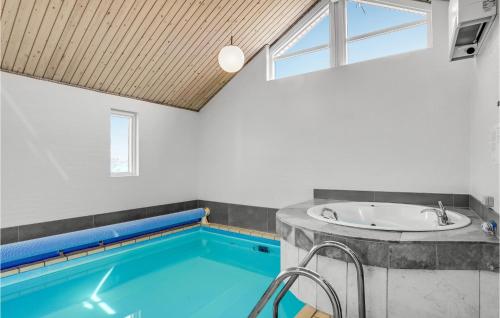 Kolam renang di atau dekat dengan Stunning Home In Thisted With Sauna