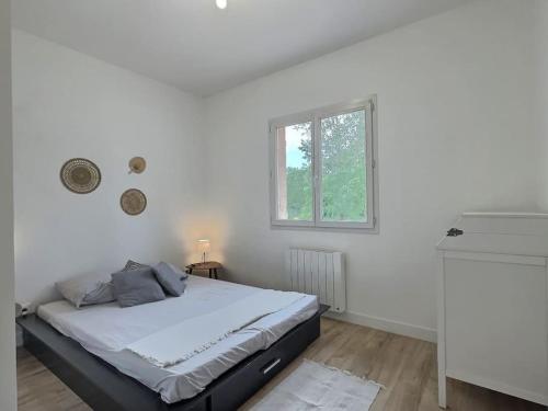 Postel nebo postele na pokoji v ubytování Grande maison rénovée 15mn Lyon,35mn Eurexpo