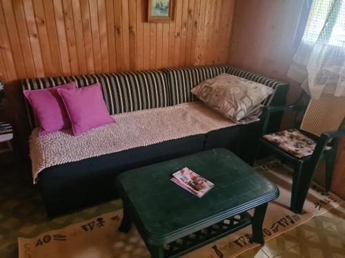 a small room with a couch and a table at Šuma za odmor in Mladenovac