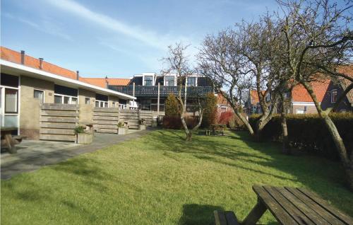 a green yard with a bench and a building at De Eekhof - Appartement Tuin in Hindeloopen