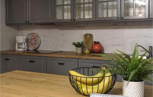 Dapur atau dapur kecil di Awesome Home In Kvillsfors With Wifi