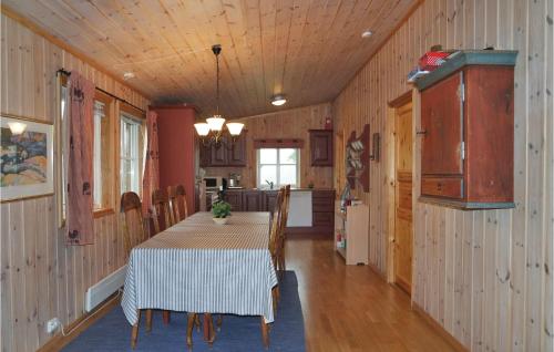 eine Küche und ein Esszimmer mit Tisch und Stühlen in der Unterkunft Sjusjøen Pihl 185 in Sjusjøen