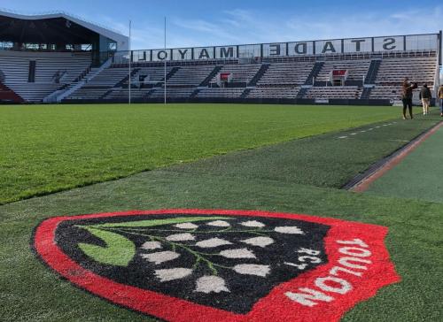 a logo on the field of a soccer field at Casa Una - Hypercentre proche gare SNCF et Port in Toulon