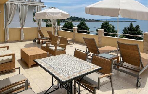 2 Bedroom Nice Apartment In Dugi Rat