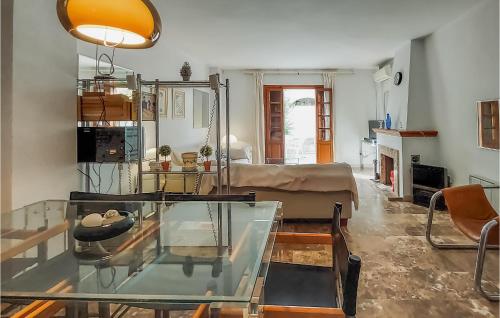 Amazing Apartment In Estepona With Wifi
