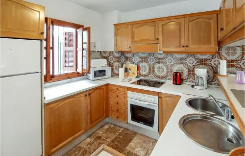 Amazing Apartment In Estepona With Wifi