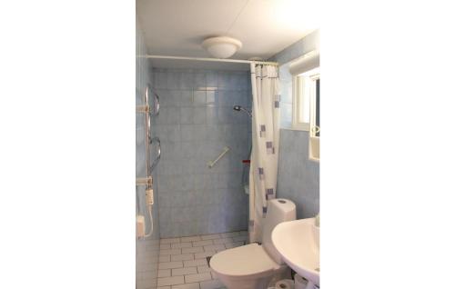 Ванная комната в 2 Bedroom Cozy Home In Ronneby