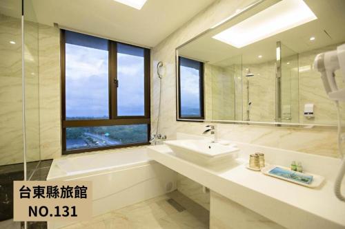 台東市にあるカイシェン スターライト ホテルの洗面台と鏡のあるバスルーム