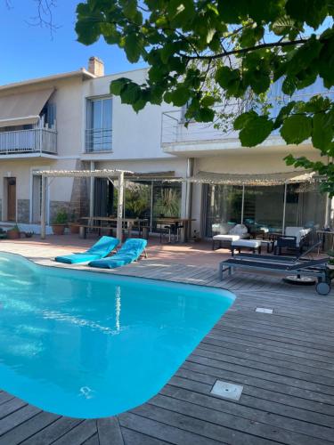 une piscine devant une maison dans l'établissement Coeur de ville maison piscine, à Saint-Raphaël