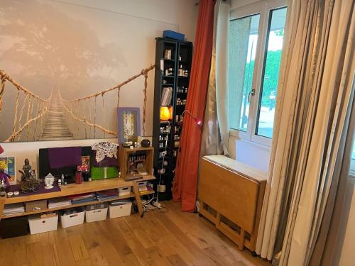 une pièce avec une fresque de pont sur le mur dans l'établissement Appartement familial Paris 16 Porte de Saint Cloud, à Boulogne-Billancourt