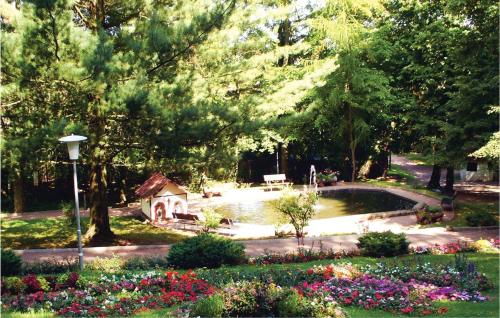 a park with a garden with flowers and a pond at Pet Friendly Apartment in Waltershausen