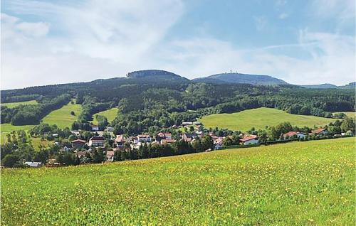 a green hillside with a town in the middle of a field at Pet Friendly Apartment in Waltershausen