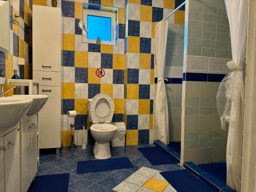 Salle de bains dans l'établissement ApartHotel Maxim