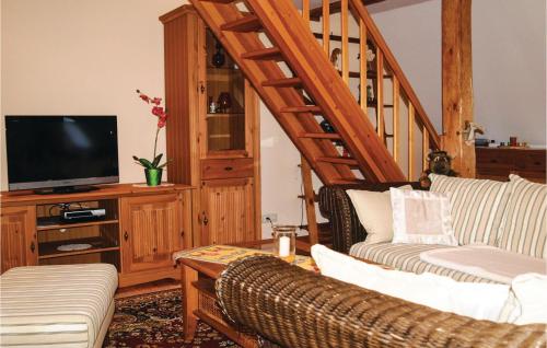 Μια τηλεόραση ή/και κέντρο ψυχαγωγίας στο Cozy Apartment In Marlow Ot Brünkendorf