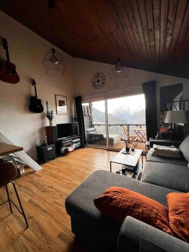 un salon avec un canapé et une table dans l'établissement Emplacement exceptionnel- le Maona - Alpe D'huez, à Huez