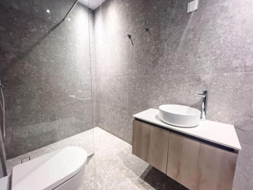 ein Badezimmer mit Toilette, Waschbecken und Dusche in der Unterkunft Azure Breeze Villa - Roof Garden & Sea Views in Protaras