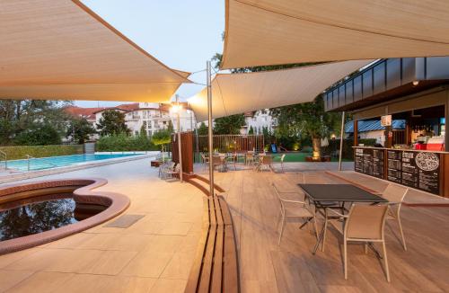 Bazén v ubytování Hotel Barátság nebo v jeho okolí