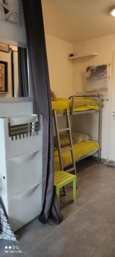 Cette chambre comprend 2 lits superposés et une chaise. dans l'établissement Bien au calme, à La Londe-les-Maures