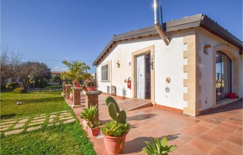 Κήπος έξω από το 2 Bedroom Pet Friendly Home In Siracusa