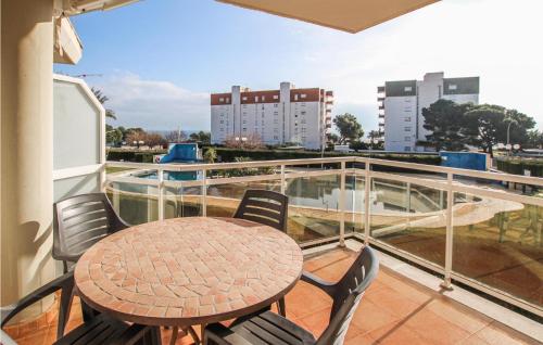 a balcony with a table and chairs on a balcony at Nice Apartment In Mont-Roig Del Camp in Miami Platja