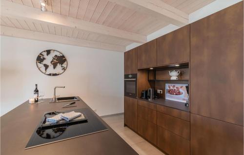 Η κουζίνα ή μικρή κουζίνα στο Beautiful Apartment In Langenhorn