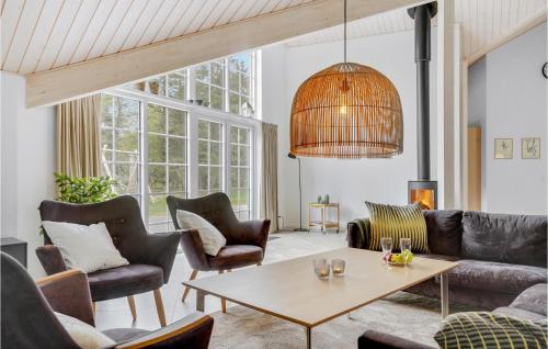 ブラーバンドにあるSix-Bedroom Holiday Home In Blavandのソファと椅子とテーブルのあるリビングルーム
