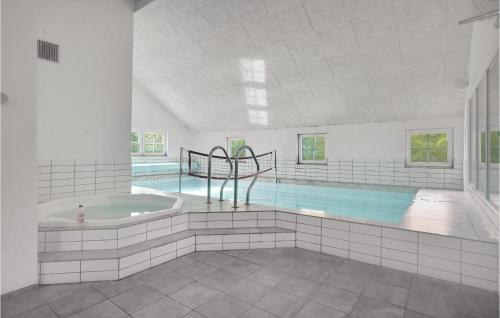 ブラーバンドにあるSix-Bedroom Holiday Home In Blavandの- スイミングプール(中央にバスタブ付)